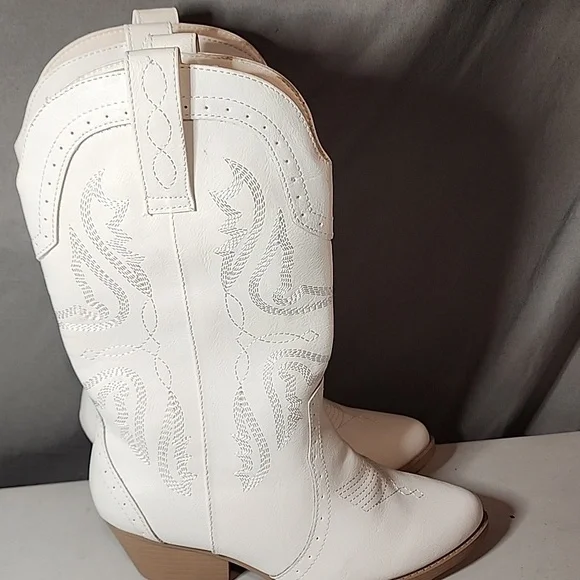 Sugar NWT White Embroidered Heeled Boots - Picture 3 of 7